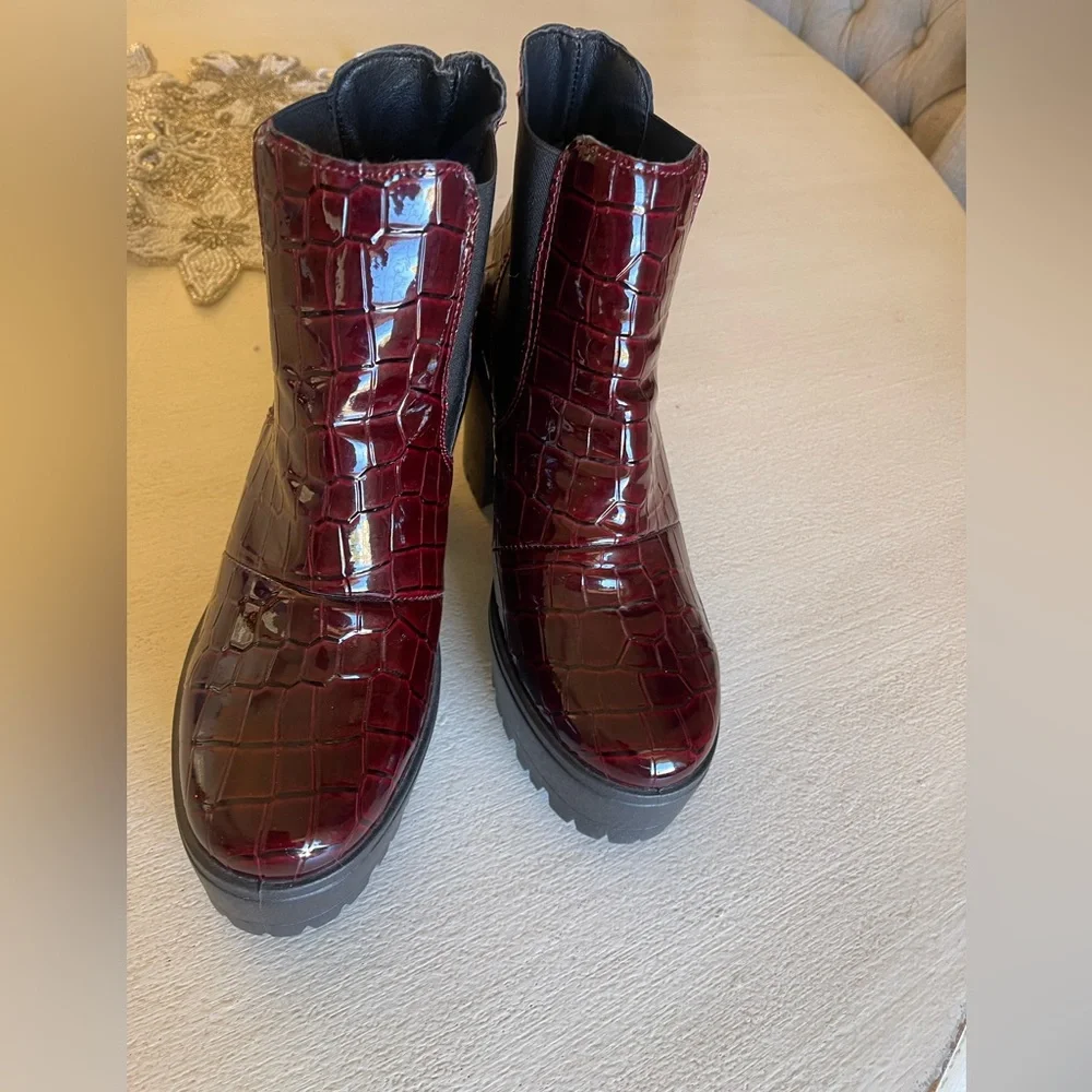 Top Moda boots Size 6 croco embossed shiny burgundy red‎ boots ❤️❤️